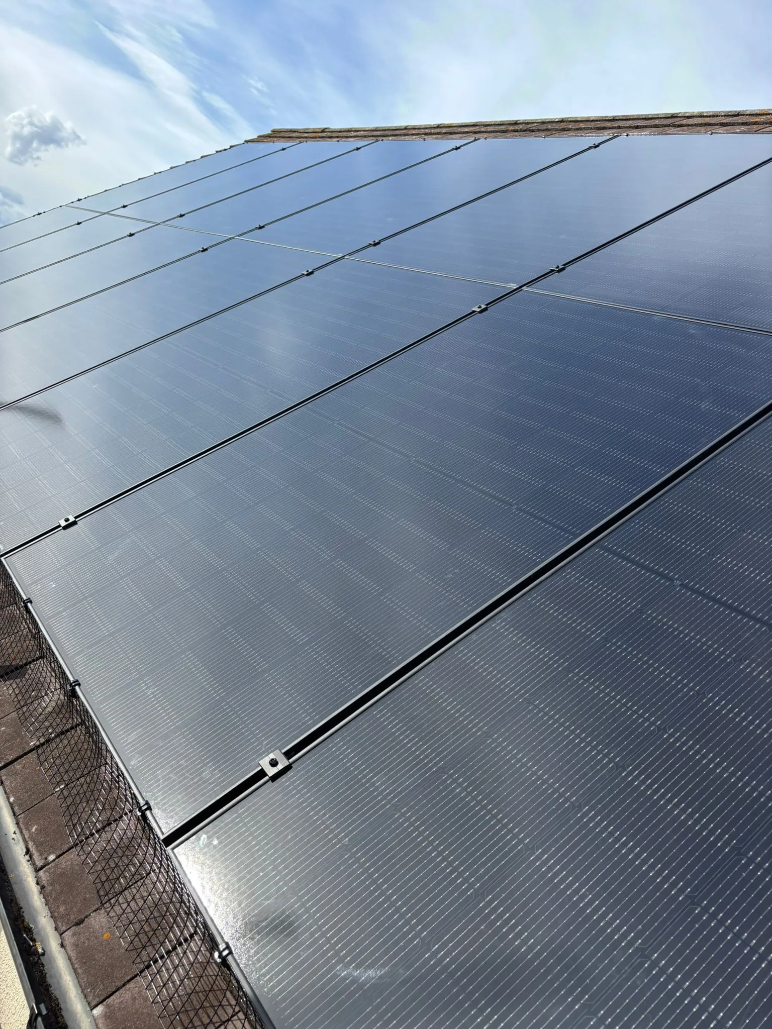 Solar panels on a home roof in Leicestershire: 14 panels, 7 kWp